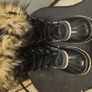 Blk Sorel Boots With Faux Fur Lining